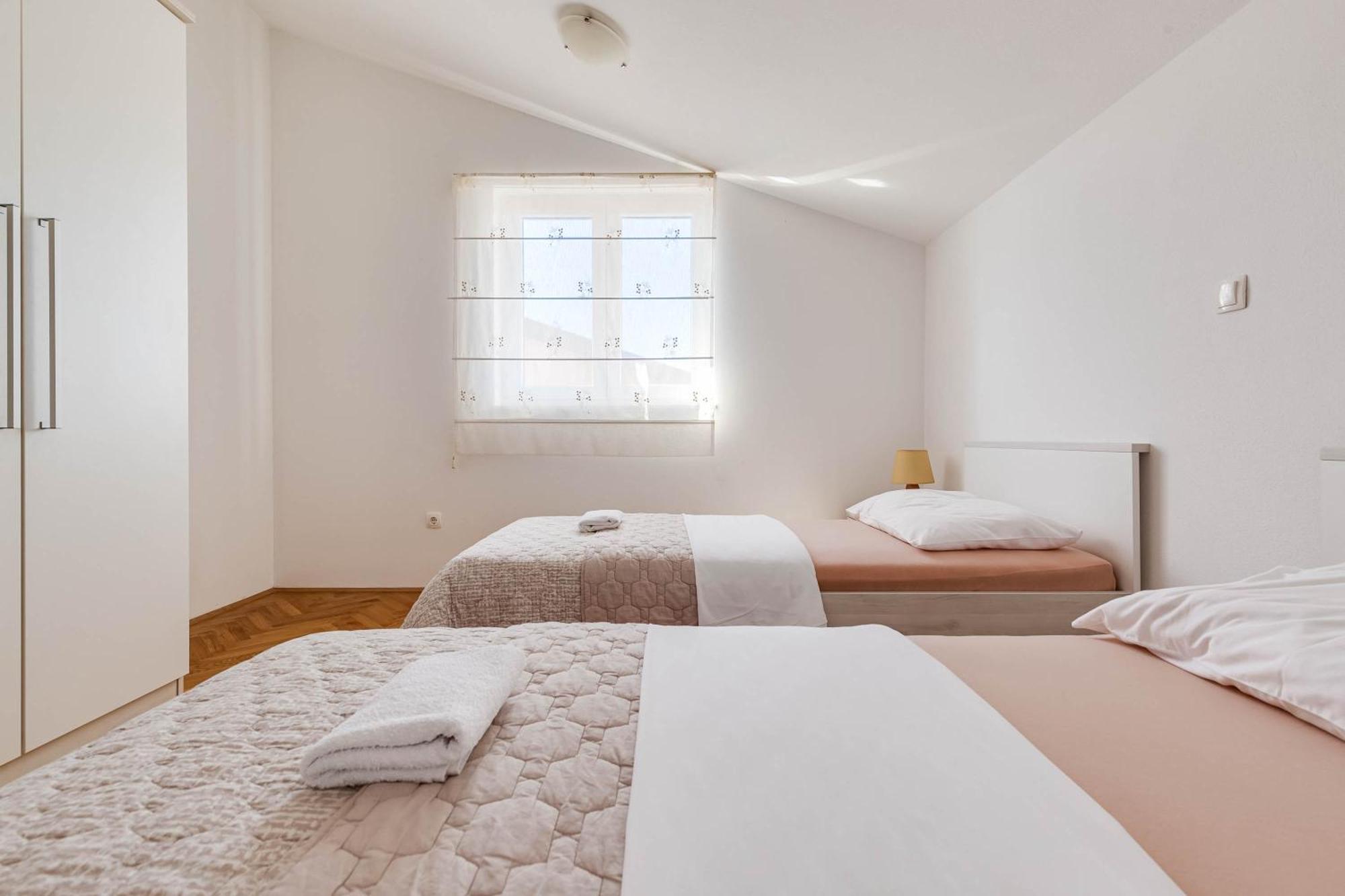 Apartmani Pocrnic Pakostane Ngoại thất bức ảnh