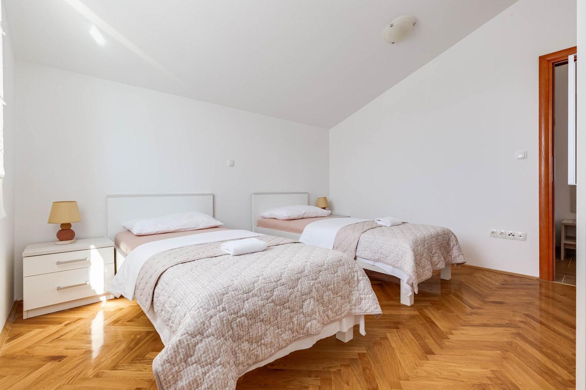 Apartmani Pocrnic Pakostane Ngoại thất bức ảnh