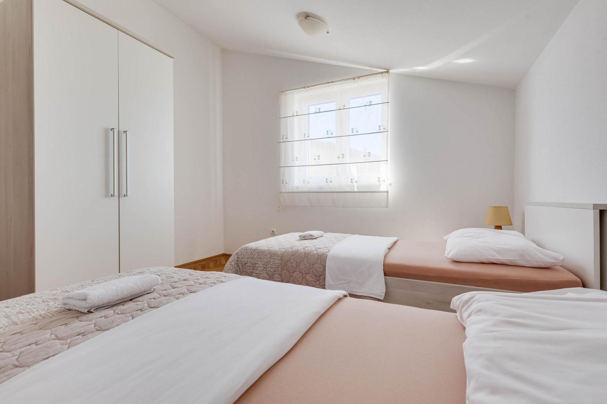 Apartmani Pocrnic Pakostane Ngoại thất bức ảnh